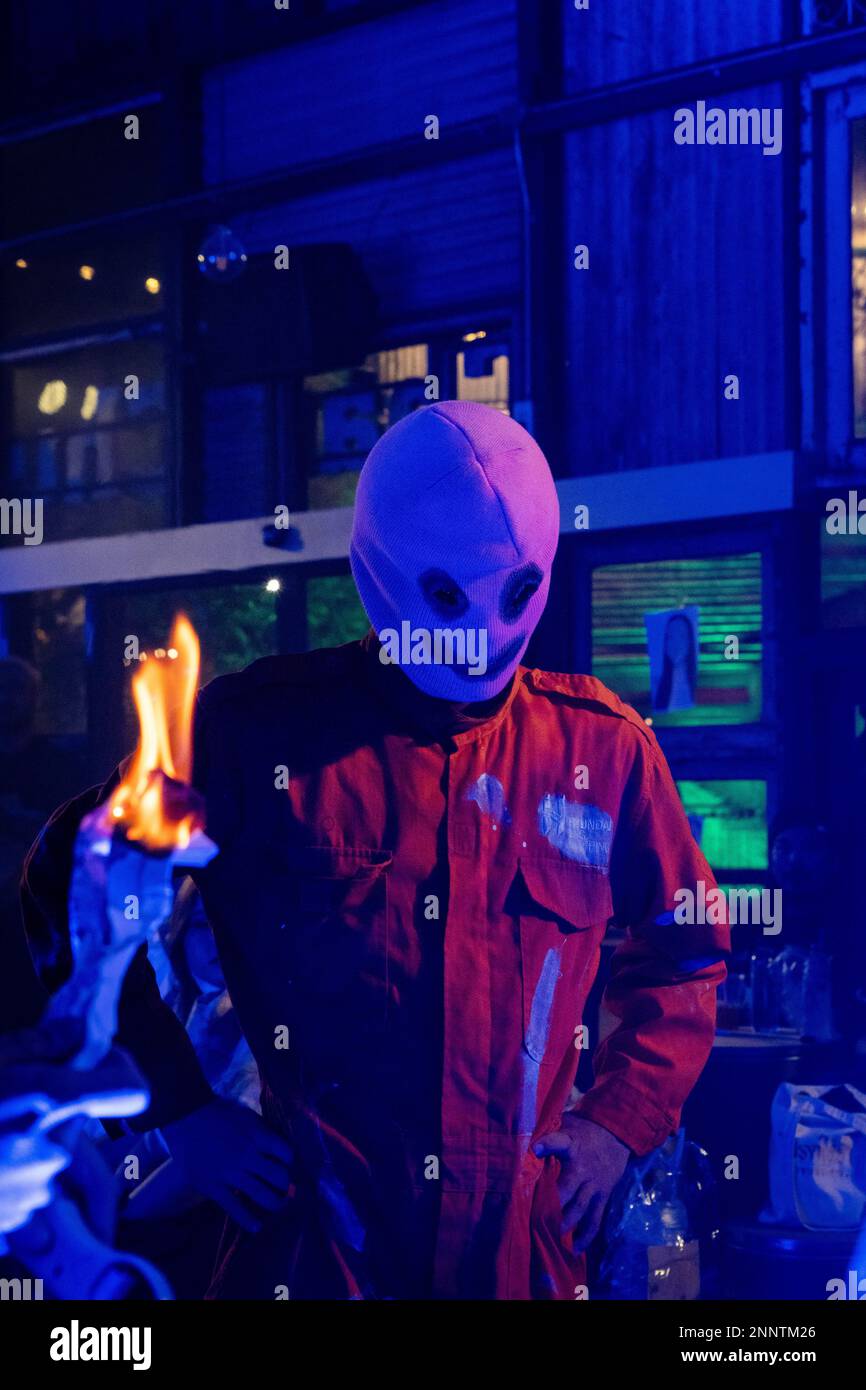 Bangkok, Thailandia. 25th Feb 2023. Baphoby è visto durante 'FIRE EXIT - FIRE EXIST', una mostra di arte dello spettacolo alla Galleria Chang Chui vicino Bangkok, Thailandia il 25 febbraio 2023. Credit: Matt Hunt / Neato/Alamy Live News Foto Stock