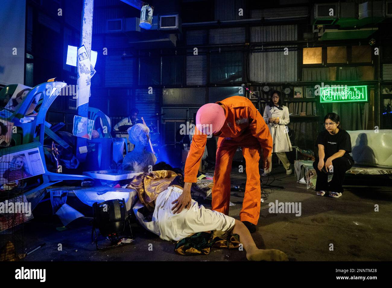 Bangkok, Thailandia. 25th Feb 2023. Baphoboy si esibisce durante la "FIRE EXIT - FIRE EXIST", una mostra di arte dello spettacolo presso la Galleria Chang Chui vicino a Bangkok, Thailandia, il 25 febbraio 2023. Credit: Matt Hunt / Neato/Alamy Live News Foto Stock