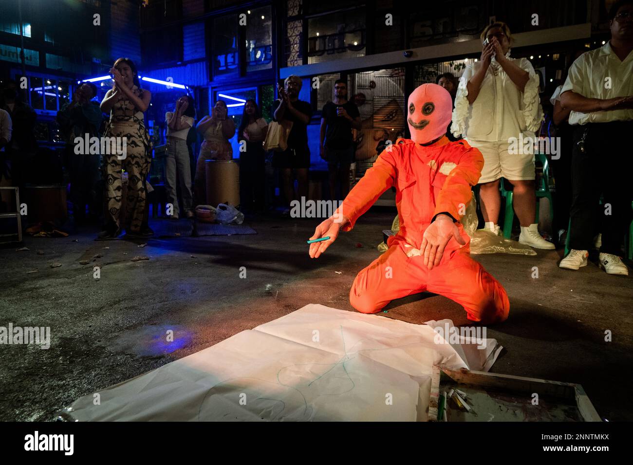 Bangkok, Thailandia. 25th Feb 2023. Baphoboy disegna foto dei membri del pubblico durante 'FIRE EXIT - FIRE EXIST', una mostra di arte dello spettacolo alla Galleria Chang Chui vicino Bangkok, Thailandia il 25 febbraio 2023. Credit: Matt Hunt / Neato/Alamy Live News Foto Stock