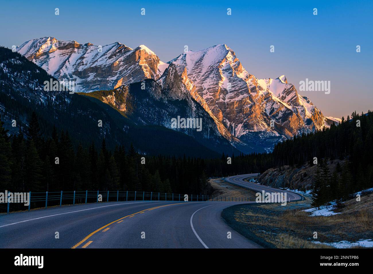 Tortuosa strada di montagna al tramonto, autostrada 40, Monte Kidd, Canadian Rockies, Alberta, Canada Foto Stock