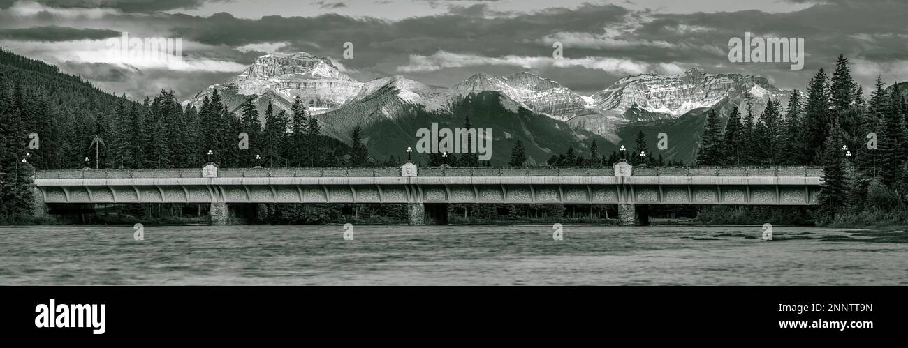 Vista in bianco e nero del Banff Bow River Bridge sul fiume Bow nelle Canadian Rockies, Banff, Alberta, Canada Foto Stock