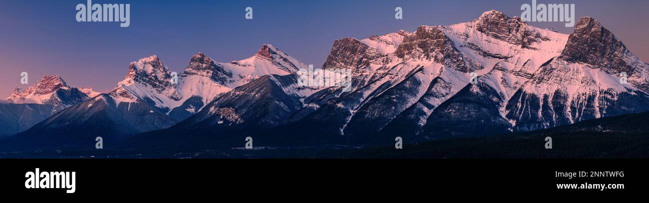 Catena montuosa delle Montagne Rocciose canadesi al tramonto, Canmore, Alberta, Canada Foto Stock