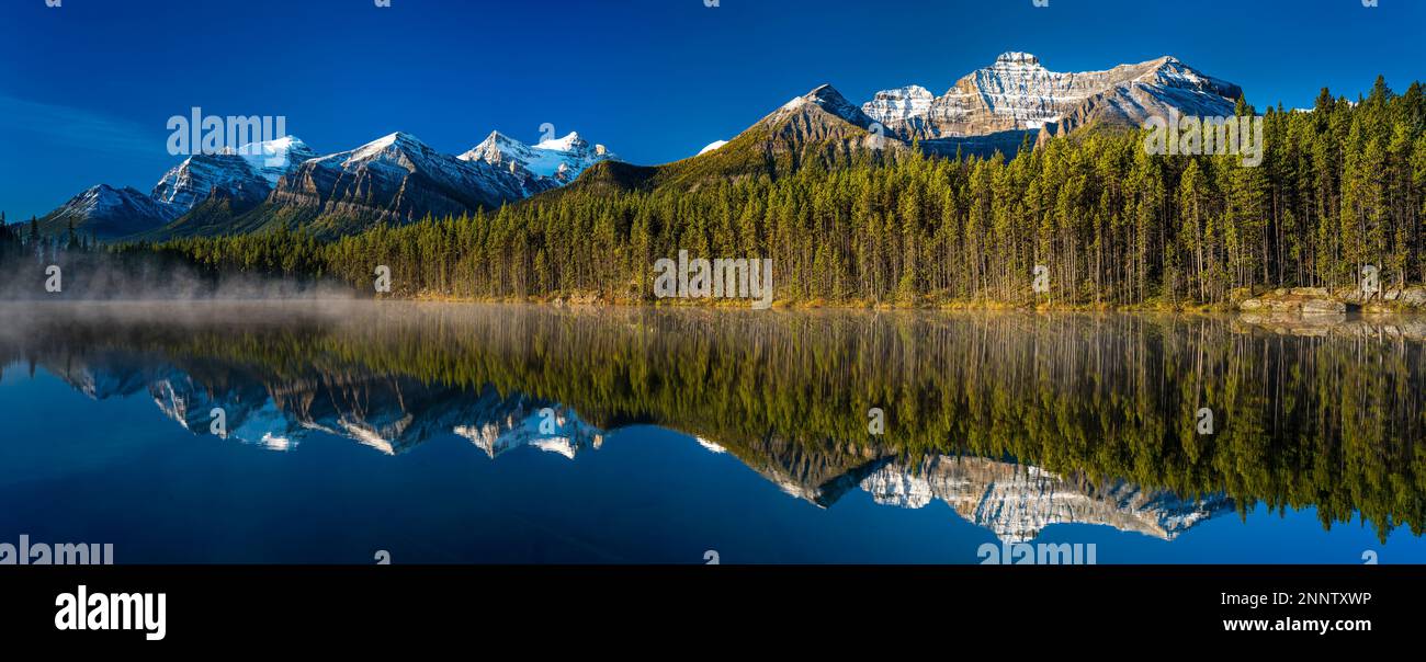 Paesaggio con montagne che si riflettono sul lago Herbert, Alberta, Canada Foto Stock