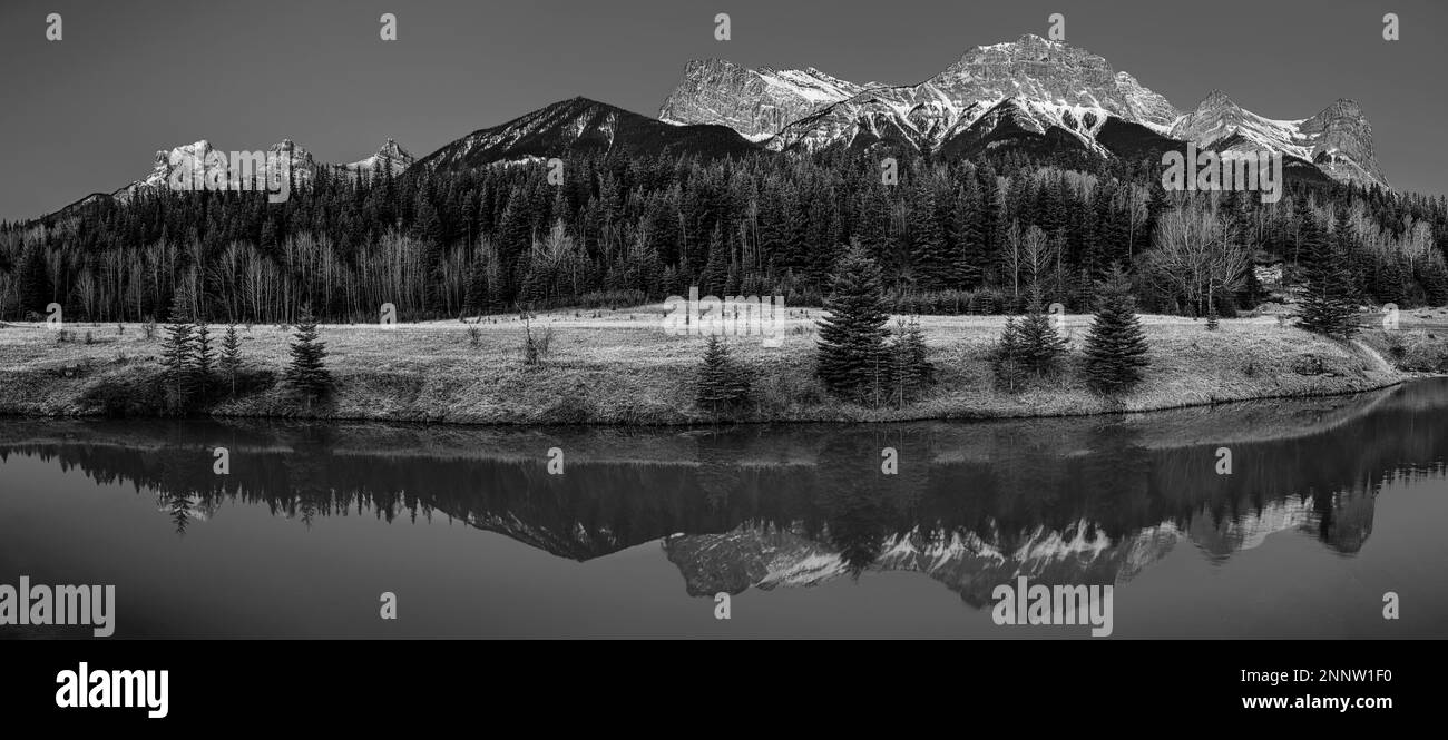 La catena montuosa si riflette in zolfo Pond in bianco e nero, Canmore, Alberta, Canada Foto Stock