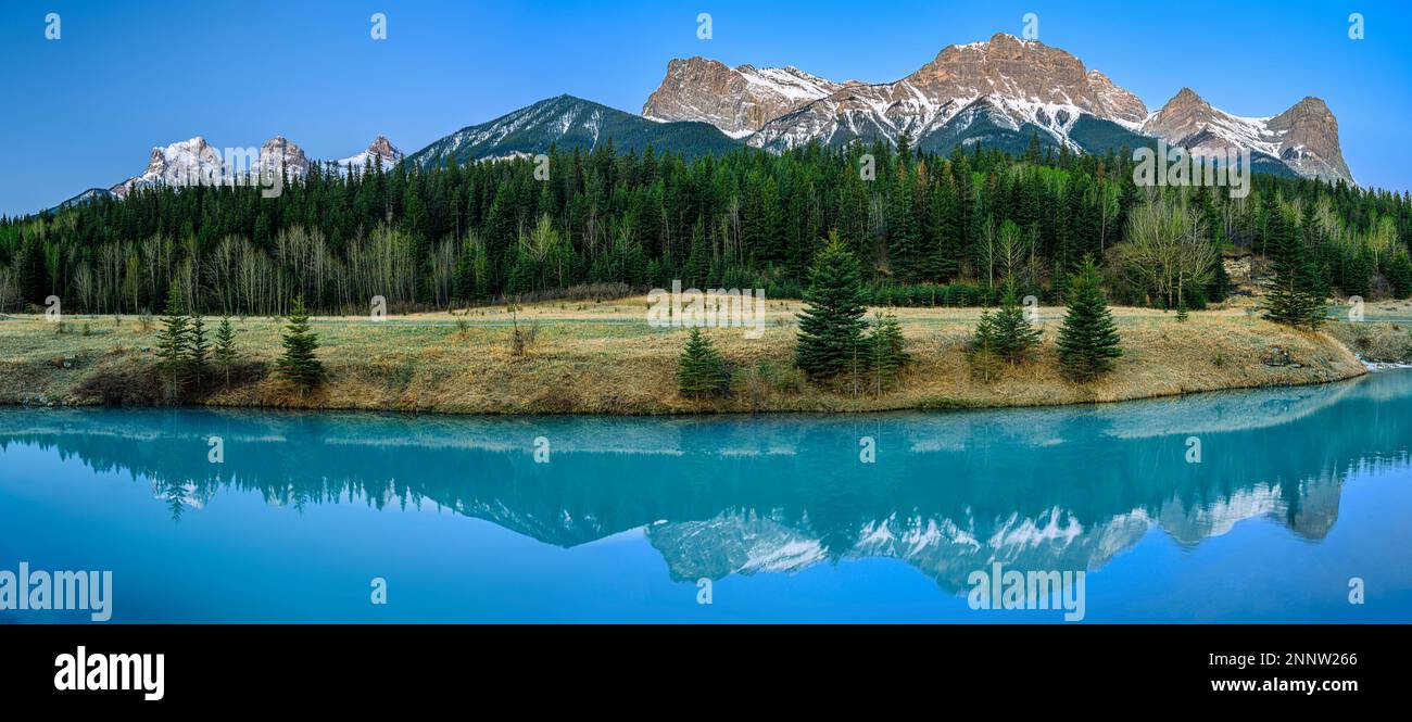 La catena montuosa si riflette in Sulfur Pond, Canmore, Alberta, Canada Foto Stock
