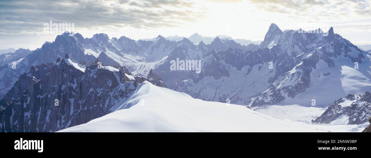 Alpi francesi e italiane da Aiguille du Midi, Chamonix, Francia, Europa Foto Stock