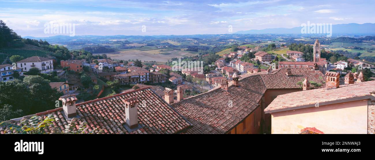 Tetti di Monforte d Alba villaggio, Cuneo, Piemonte, Italia Foto Stock