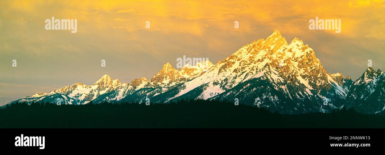 Vetta innevata al tramonto, Grand Teton National Park, Wyoming, USA Foto Stock