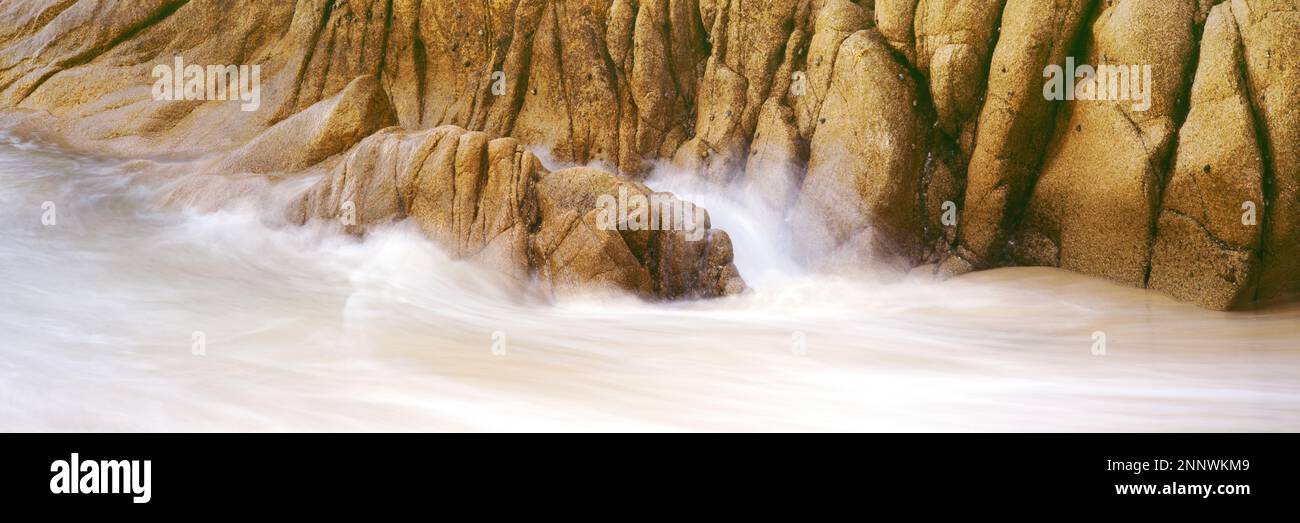 Lunga esposizione con primo piano della costa rocciosa, del Mare di Cortes, del Parco Nazionale di Cabo Pulmo, di Baja California sur, Messico Foto Stock