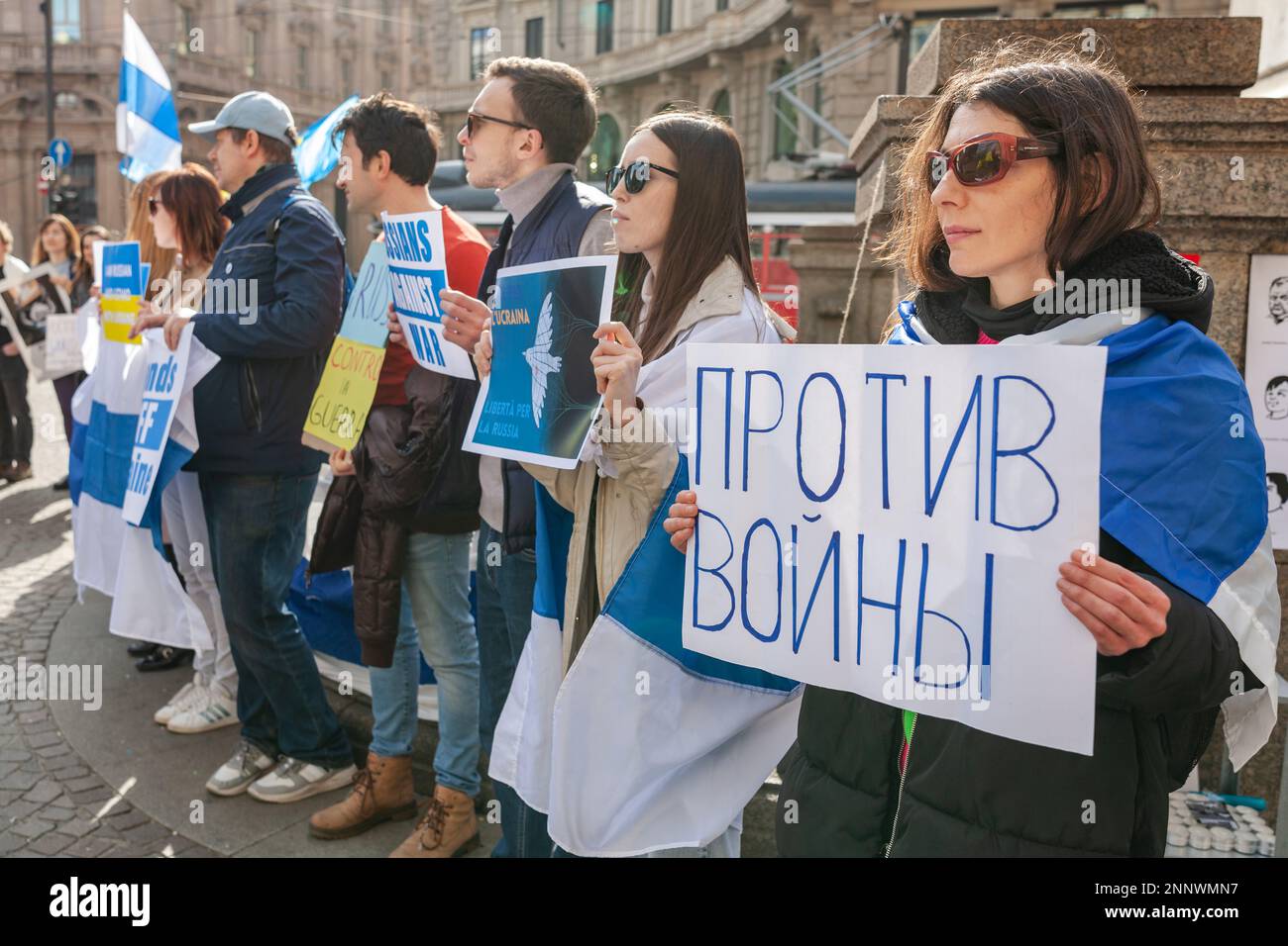 MILANO, ITALIA - 25 FEBBRAIO 2023: Un anno dopo la guerra Russia-Ucraina, 1st° anniversario.Rally della popolazione a sostegno dell'Ucraina a Milano, Cordusio. Foto Stock