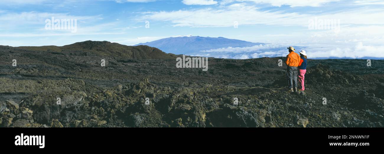 Escursionisti al Kilauea Crater e Mauna Loa, Hawaii Volcanoes National Park, Hawaii Islands, USA Foto Stock
