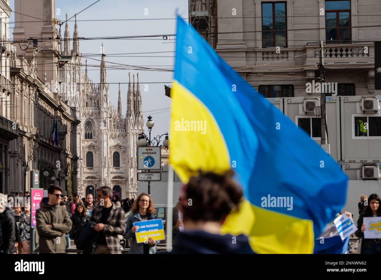 MILANO, ITALIA - 25 FEBBRAIO 2023: Un anno dopo la guerra Russia-Ucraina, 1st° anniversario. Rally della popolazione a sostegno dell'Ucraina a Milano, Duomo. Foto Stock