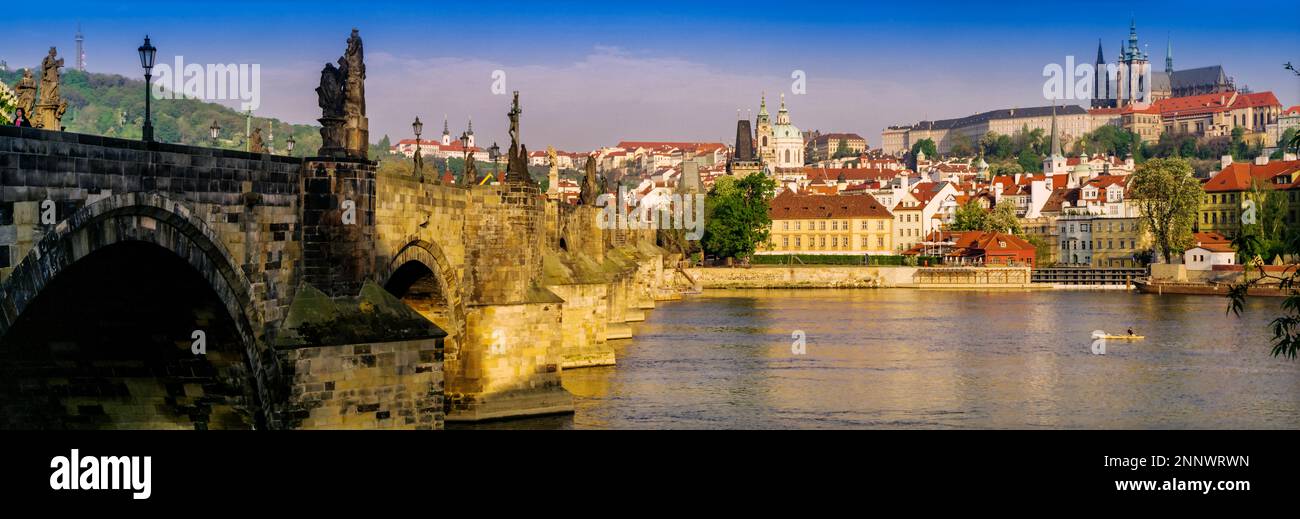 Charles ponte sul fiume Moldava, Praga, Repubblica Ceca Foto Stock