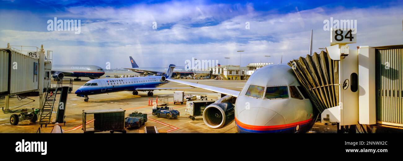 Aeroplani alla pista dell'aeroporto, Los Angeles, California, Stati Uniti Foto Stock