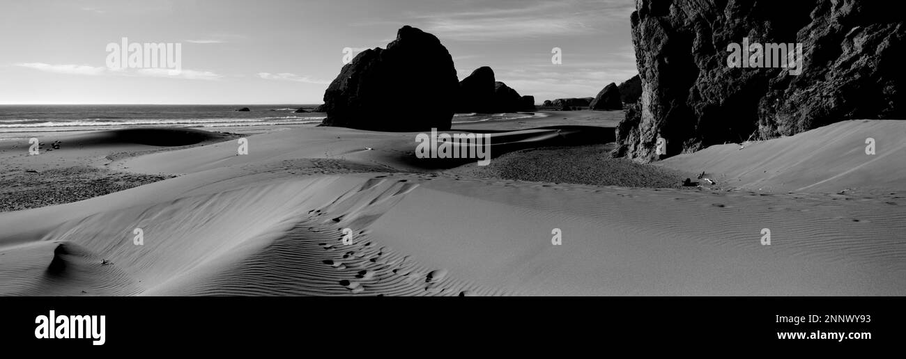 Formazioni rocciose sulla spiaggia in scala di grigi, Oceano Pacifico, Oregon, Stati Uniti Foto Stock
