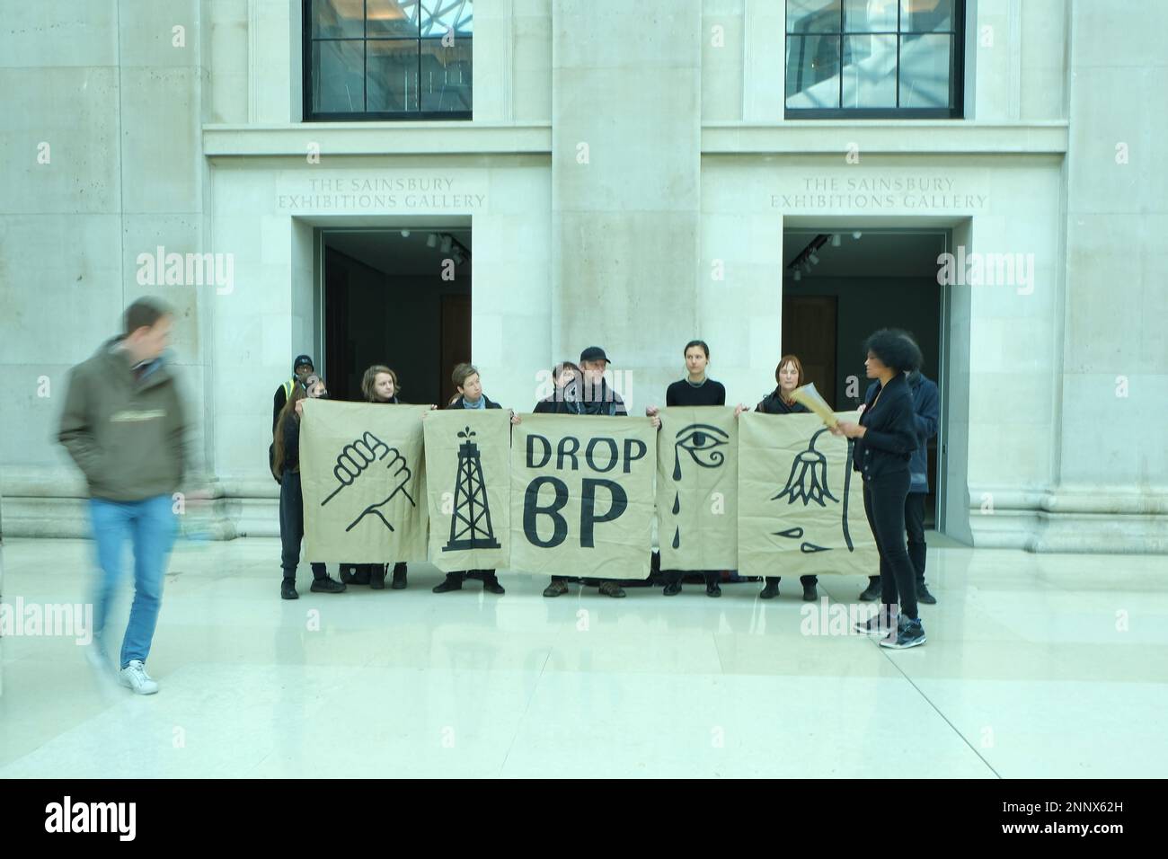 Londra, Regno Unito. 25th febbraio, 2023. Un gruppo di attivisti del cambiamento climatico da 'BP or Not to BP' ha organizzato una dimostrazione al British Museum al termine dell'attuale accordo di sponsorizzazione di 5 anni. Una lettera è stata scritta per il direttore del museo Hartwig Fischer, invitandola a tagliare i legami con il gigante del petrolio e del gas. Più recentemente, la Royal Opera House ha concluso il suo rapporto di sponsorizzazione con BP dopo tre decenni. Credit: Undicesima ora di Fotografia/Alamy Live News Foto Stock