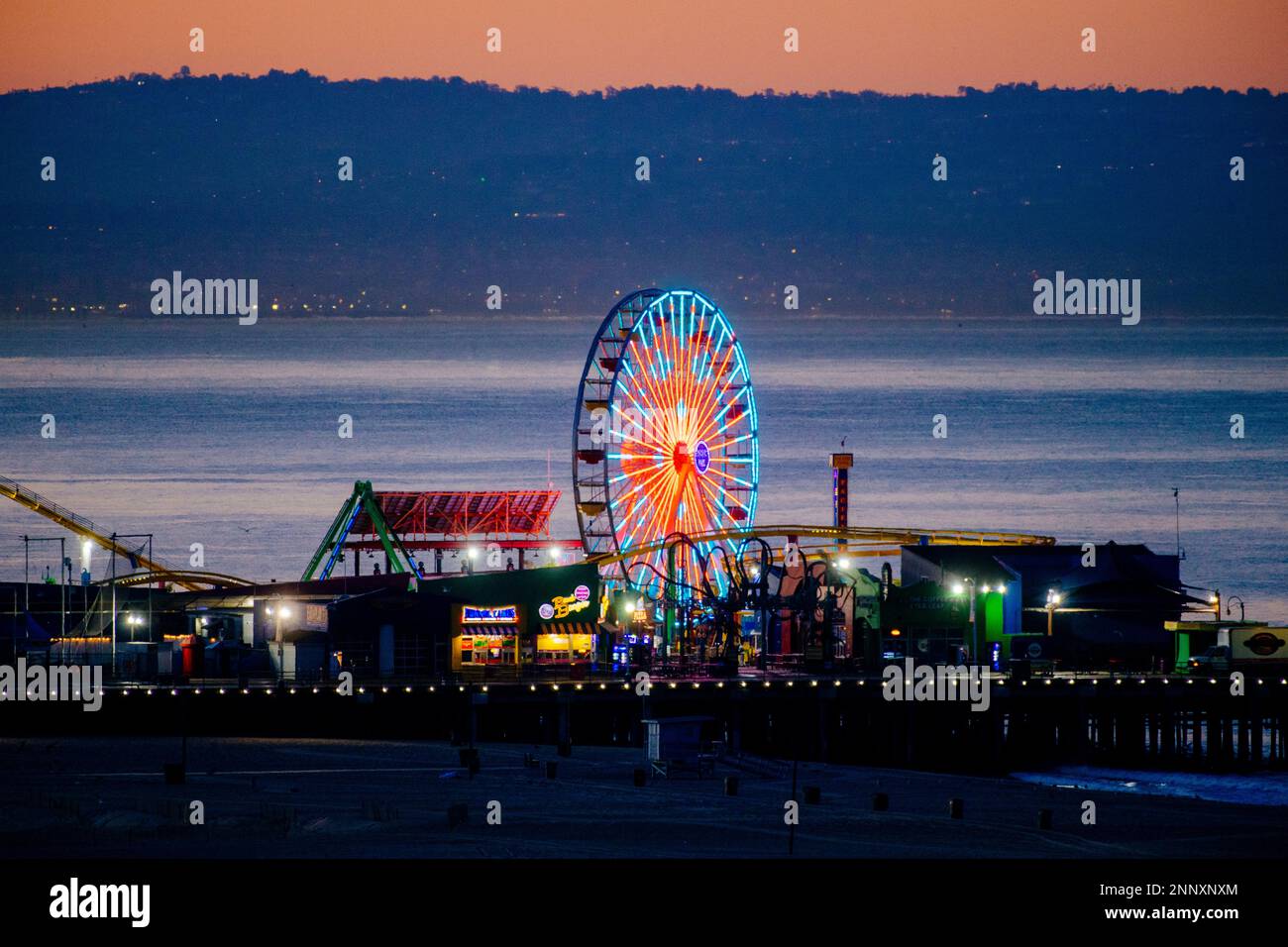 Ruota panoramica illuminata al tramonto, Santa Monica, California, USA Foto Stock