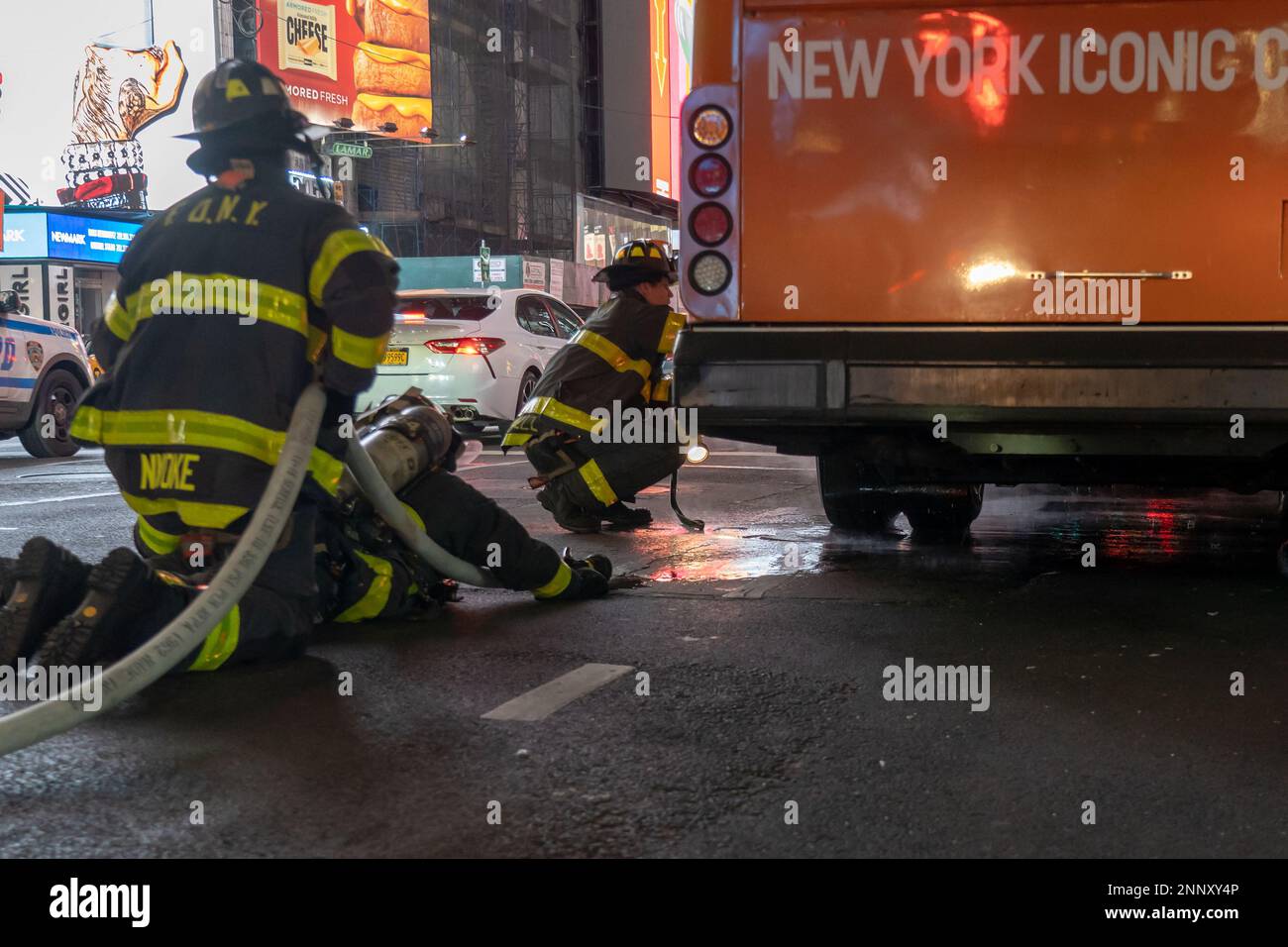 New York, New York, Stati Uniti. 24th Feb, 2023. (NUOVO) Tour Bus Brakes Fire. 24 febbraio 2023, New York, New York, USA: F.D.N.Y. I vigili del fuoco sulla scena di un tour bus frena il fuoco dal surriscaldamento a Times Square il 24 febbraio 2023 a New York City. (Credit Image: © M10S/TheNEWS2 via ZUMA Press Wire) SOLO PER USO EDITORIALE! Non per USO commerciale! Foto Stock