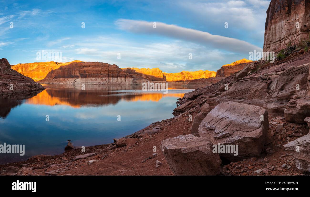 Confluenza con il fiume Escalante, il lago Powell e l'area ricreativa nazionale di Glen Canyon. Area, Utah, Stati Uniti Foto Stock