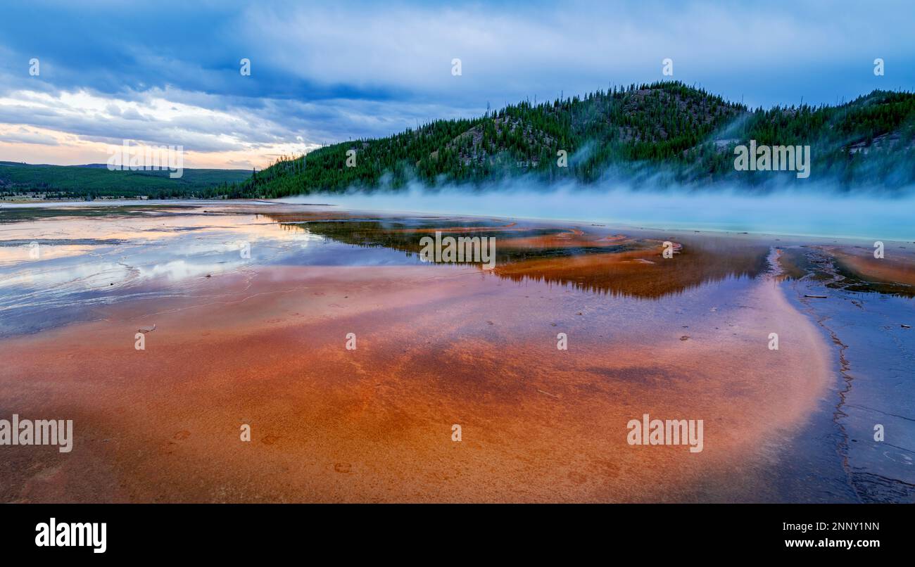 Grand Prismatic Spring, Middle Geyser Basin, Yellowstone National Park, Montana, USA Foto Stock