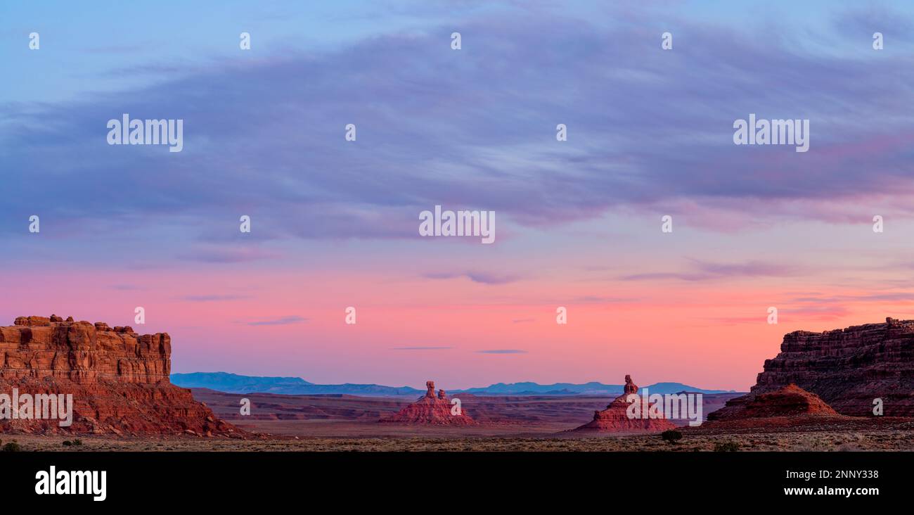 Formazioni rocciose nel deserto al tramonto, Valle degli dei. Colorado Plateau, Great Basin Dessert, Utah, USA Foto Stock