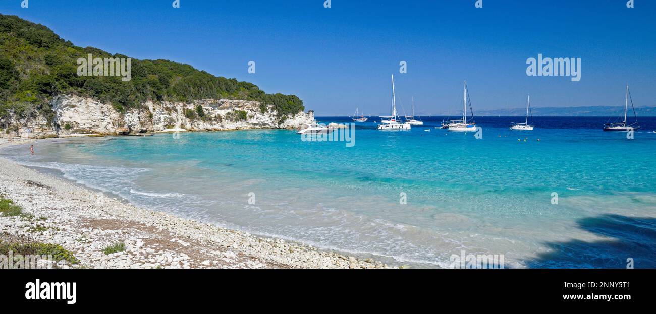 Spiaggia e barche a vela a Lakka Bay, Paxos, Isole IONIE, Grecia Foto Stock