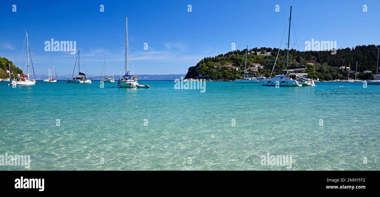 Barche a vela a Lakka Bay, Paxos, Isole IONIE, Grecia Foto Stock