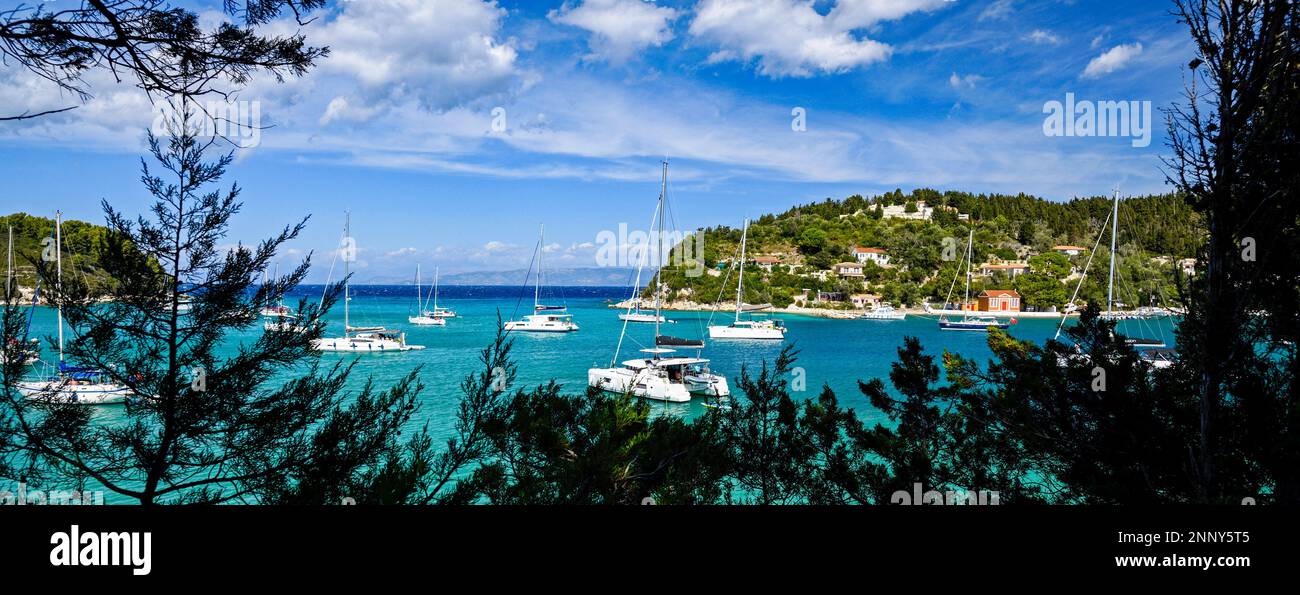 Barche a vela a Lakka Bay, Paxos, Isole IONIE, Grecia Foto Stock