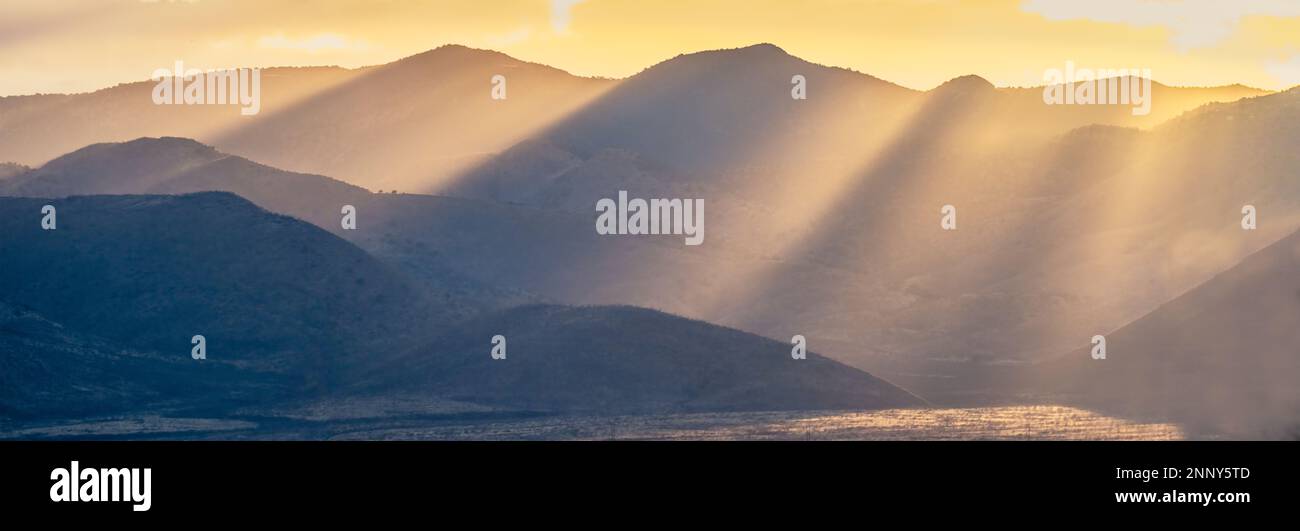 Paesaggio con le Mule Mountains al tramonto, Arizona, USA Foto Stock