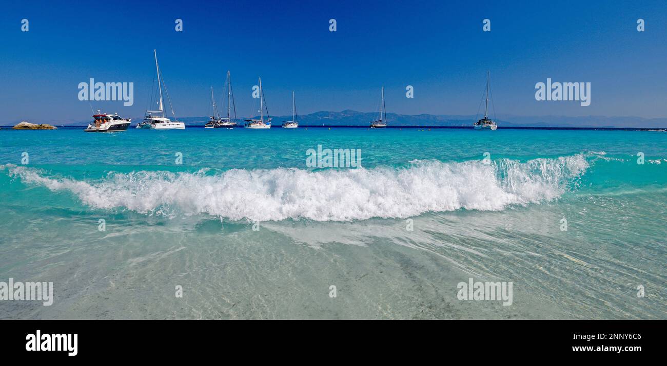 Onde in mare e barche a vela a Lakka Bay, Paxos, Isole IONIE, Grecia Foto Stock
