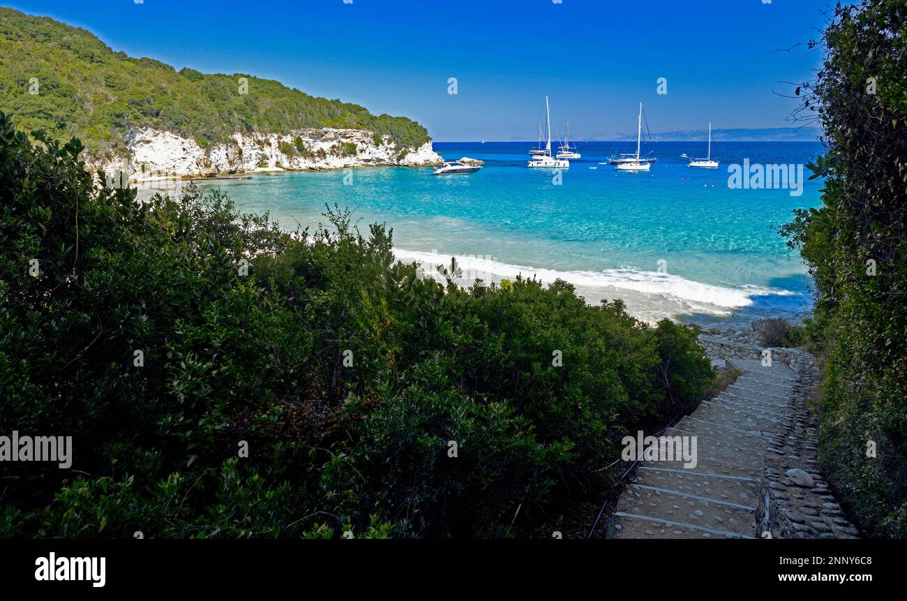 Spiaggia e barche a vela a Lakka Bay, Paxos, Isole IONIE, Grecia Foto Stock