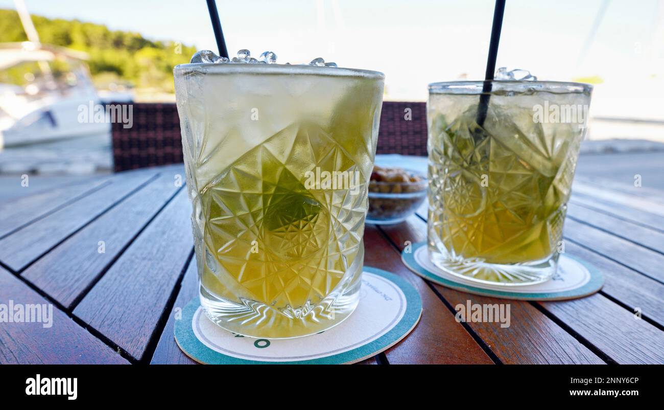 Cocktail freddi sul tavolo, Paxos, Isole IONIE, Grecia Foto Stock
