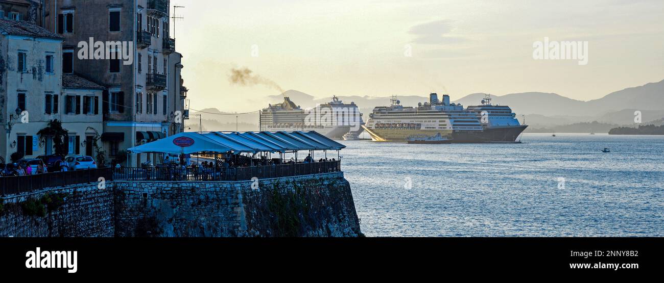 Ristoranti sulla costa e navi da crociera a vela, Corfù, Isole IONIE, Grecia Foto Stock