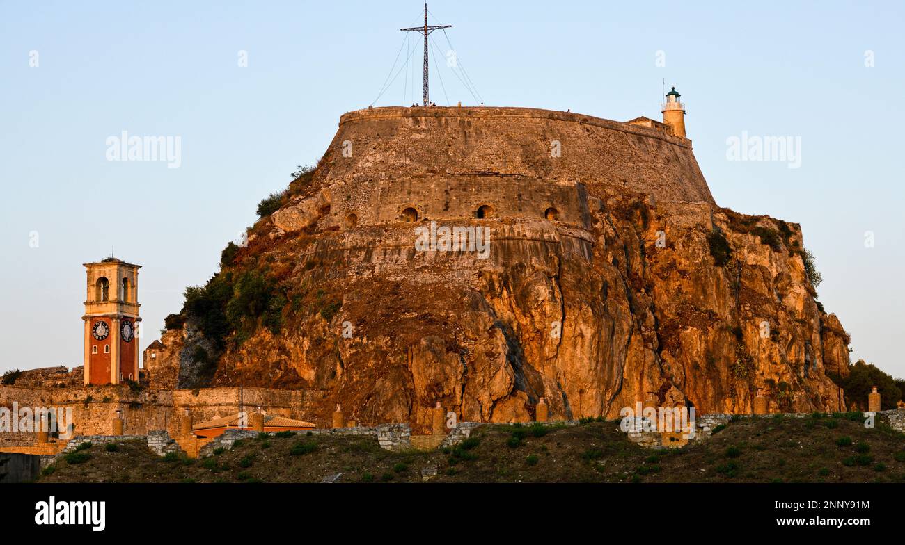 Antico forte con croce e torre dell'orologio, città vecchia, Corfù, Isole IONIE, Grecia Foto Stock