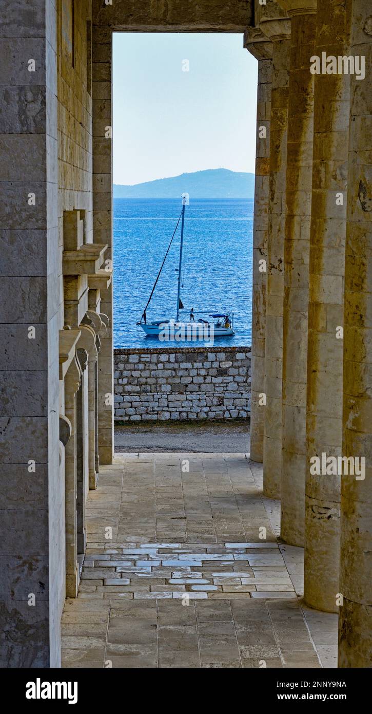 Barca a vela attraverso il passaggio con colonnato, Corfù, Isole IONIE, Grecia Foto Stock