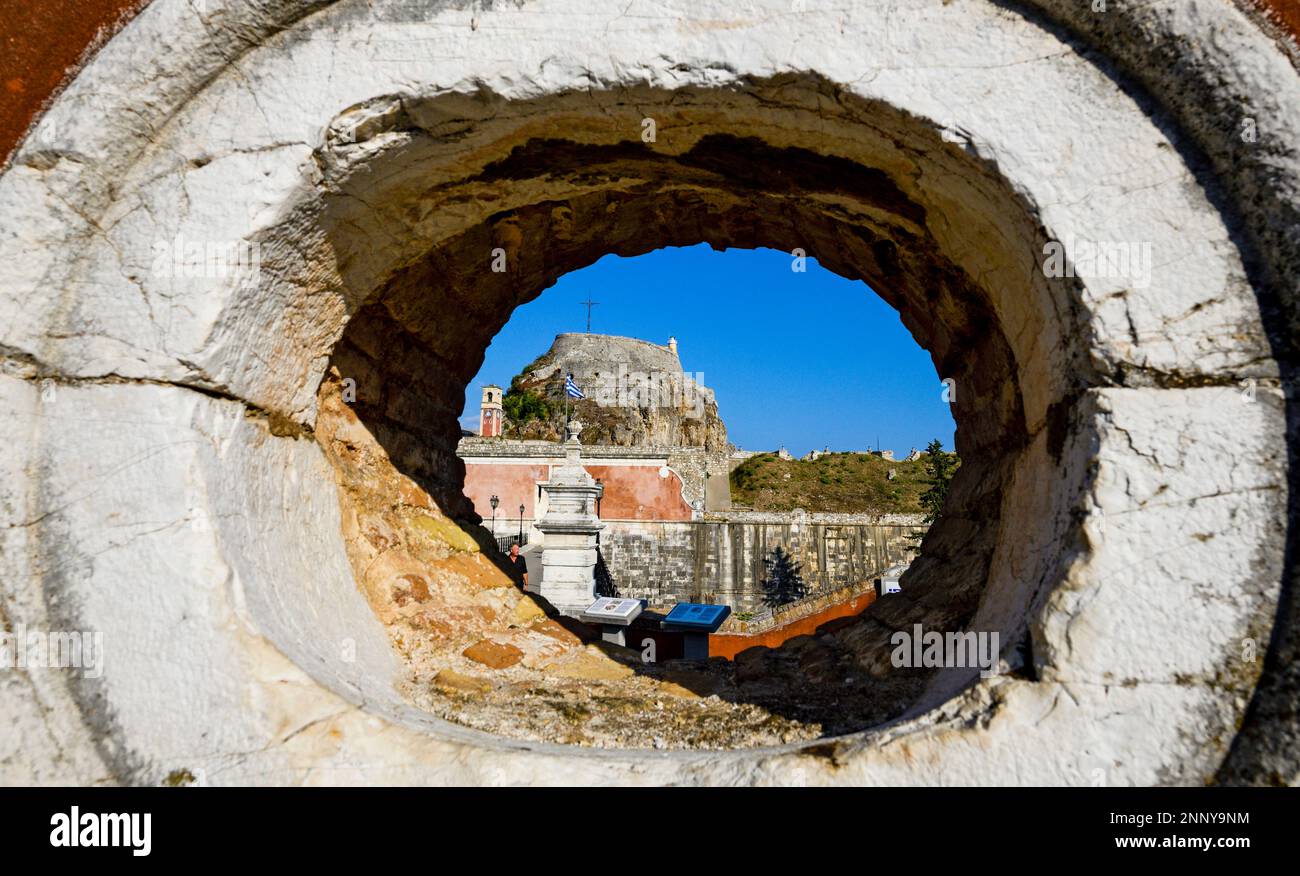 Vista della vecchia fortezza attraverso la finestra, Corfù, Isole IONIE, Grecia Foto Stock