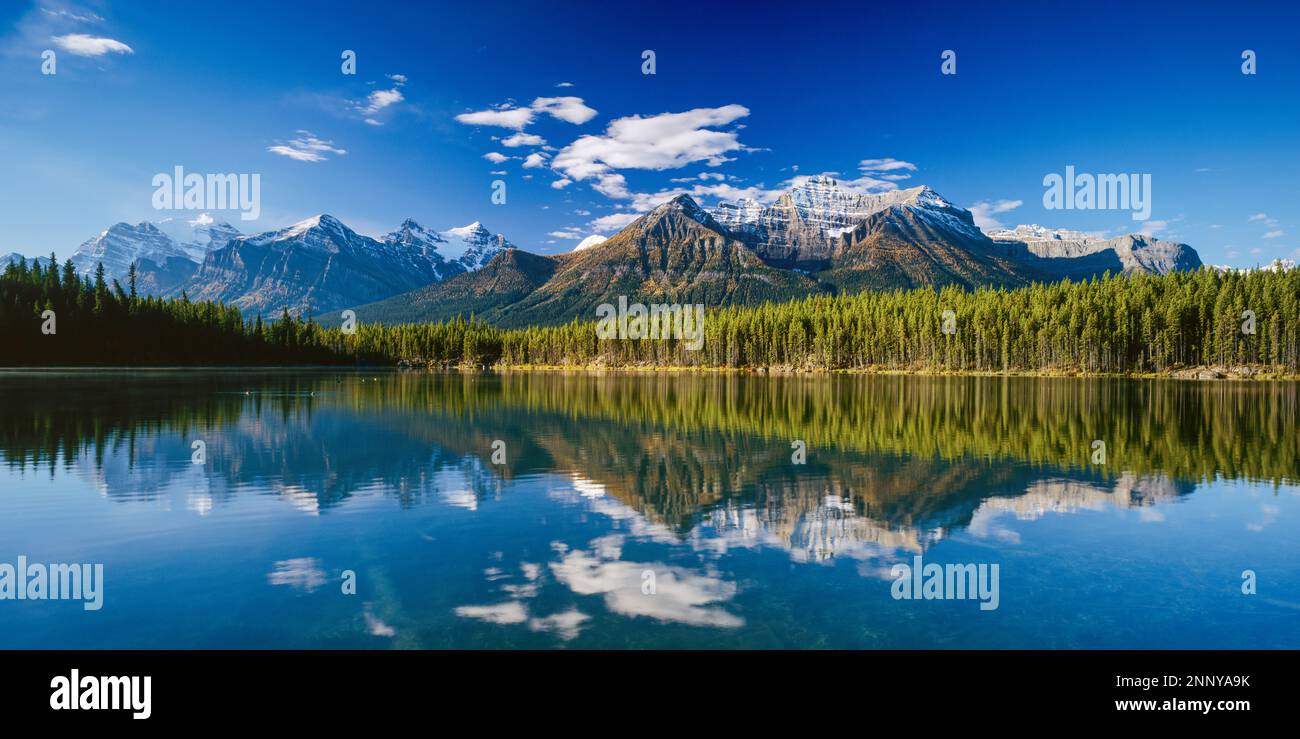 La catena montuosa di Bow si riflette nel lago Herbert, nel Banff National Park, Alberta, Canada Foto Stock