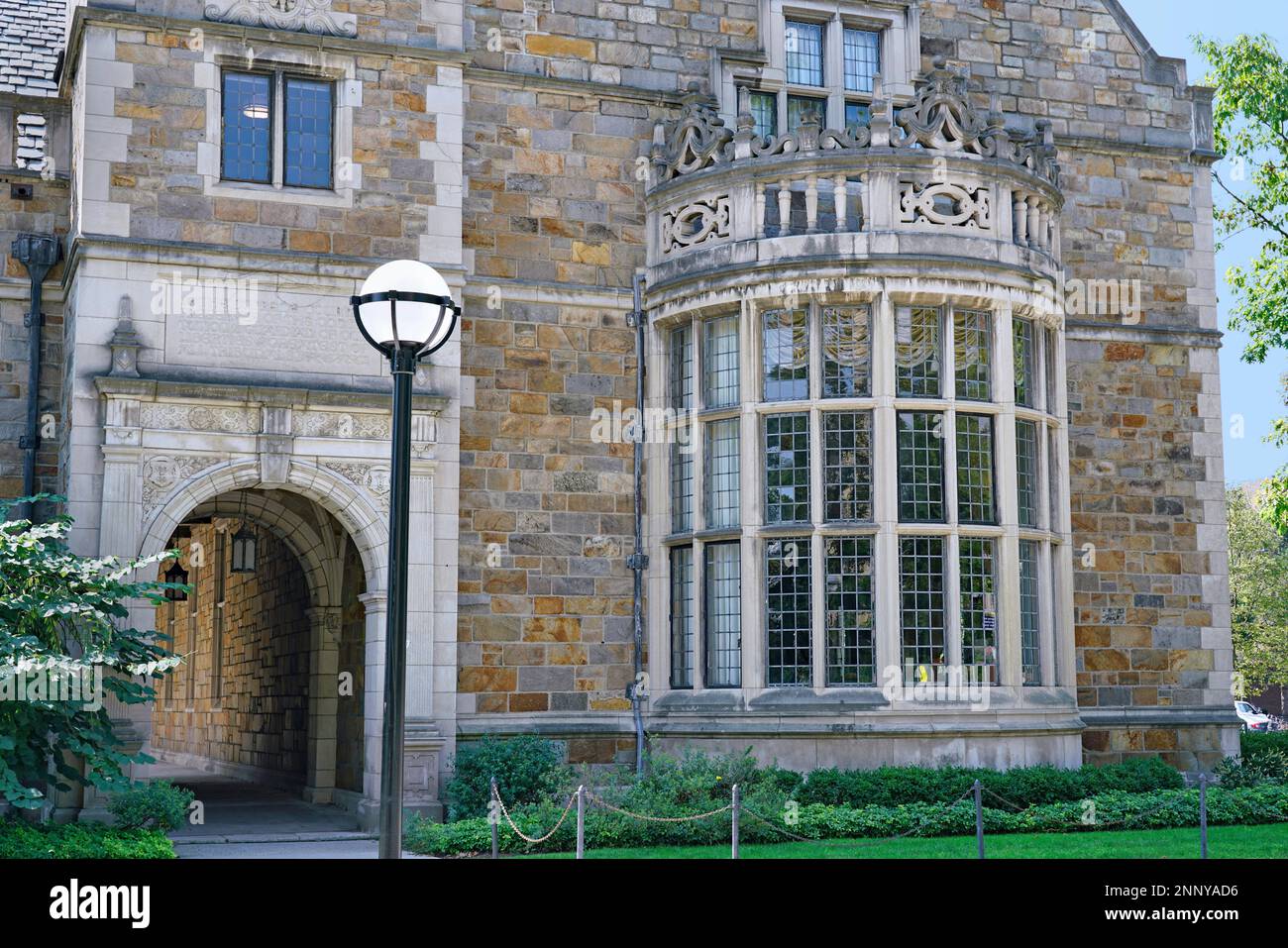 Ann Arbor, Michigan - Campus dell'Università del Michigan con edifici in pietra in stile gotico tradizionale con scuderie Foto Stock