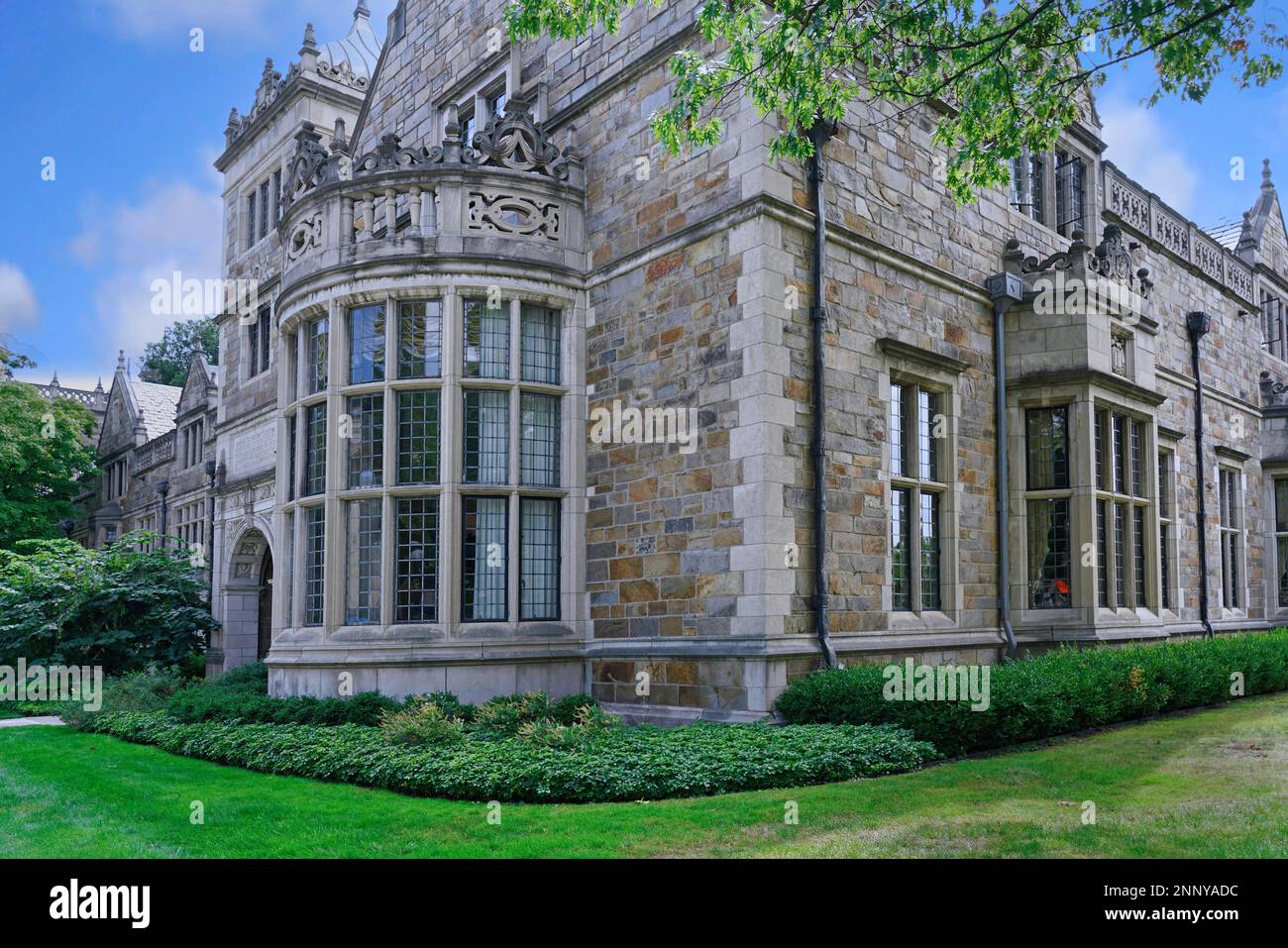 Ann Arbor, Michigan - Campus dell'Università del Michigan con edifici in pietra in stile gotico tradizionale con scuderie Foto Stock
