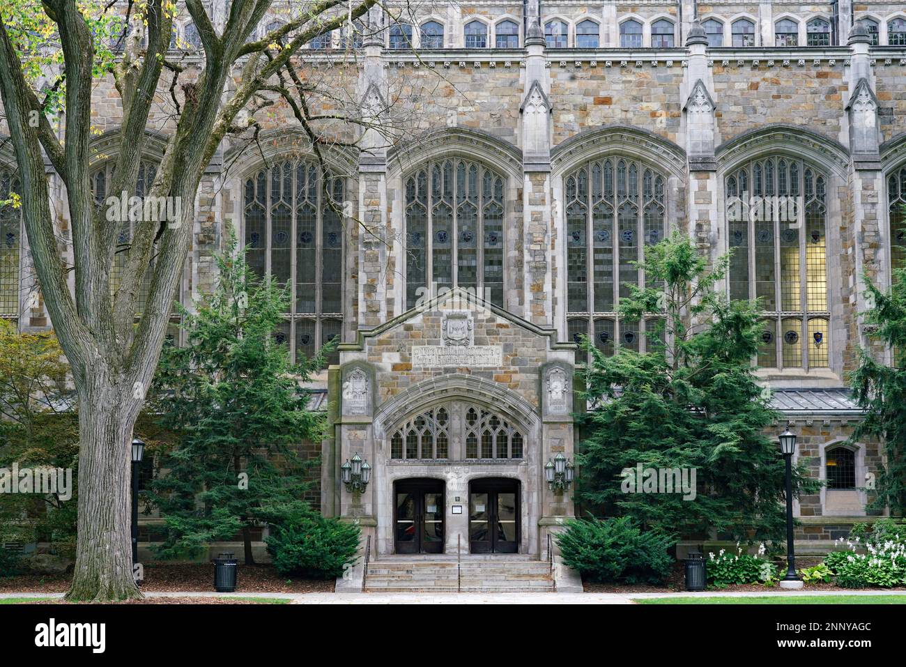 Ann Arbor, Michigan - Campus dell'Università del Michigan con edifici in pietra in stile gotico tradizionale con scuderie Foto Stock