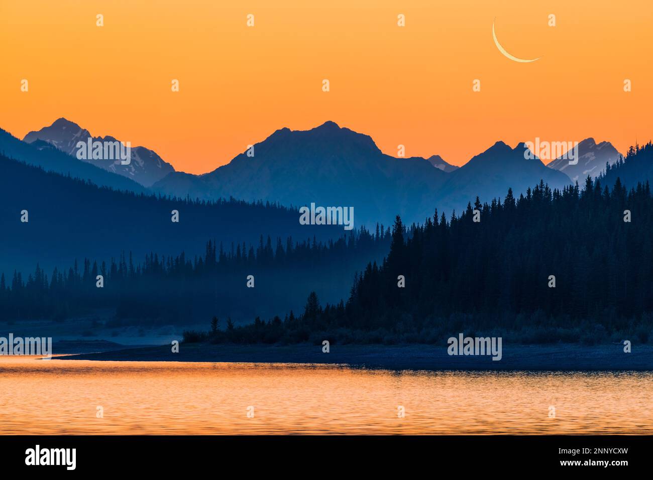 Riserva di Spray Lakes e Rocky Mountain Peaks al tramonto, Alberta, Canada Foto Stock