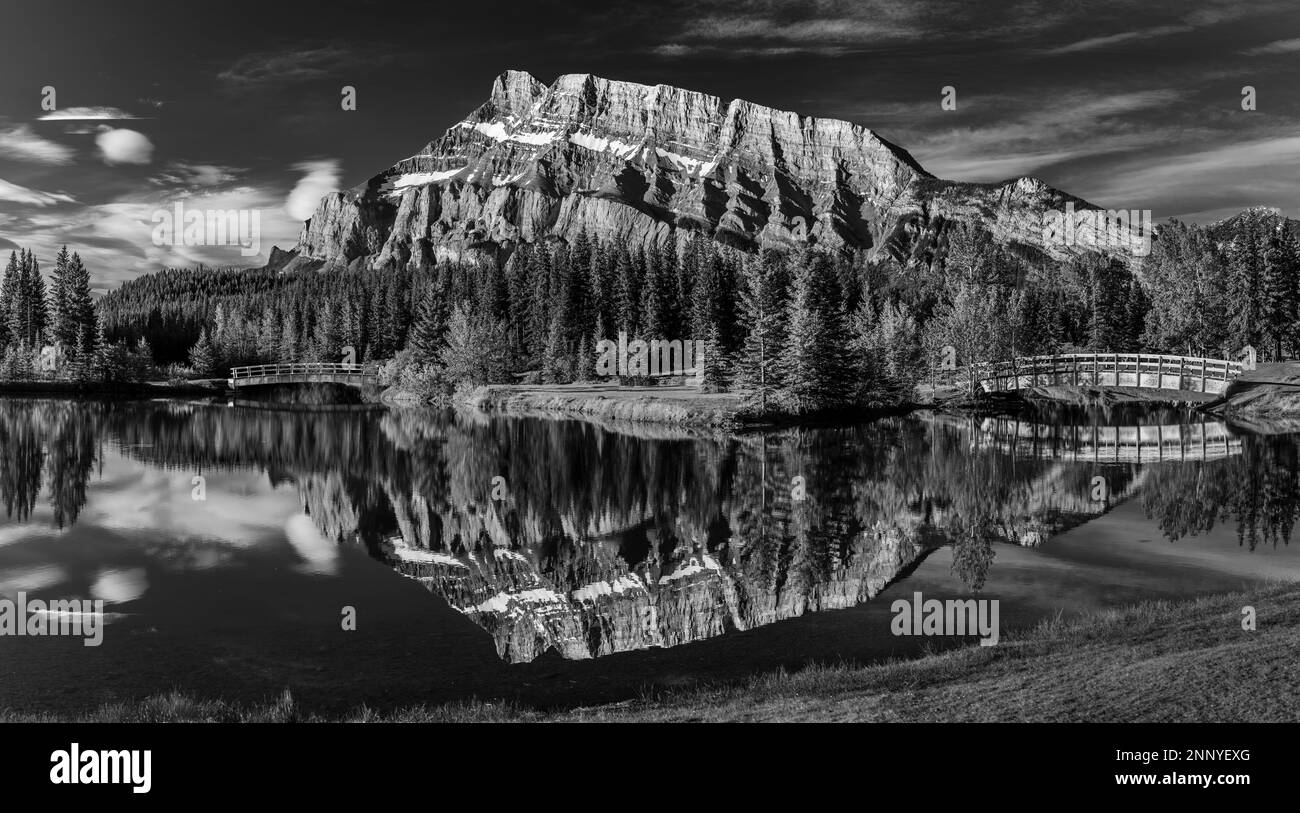 Monte Rundle riflettendo in Cascade Pond, Banff, Alberta, Canada Foto Stock