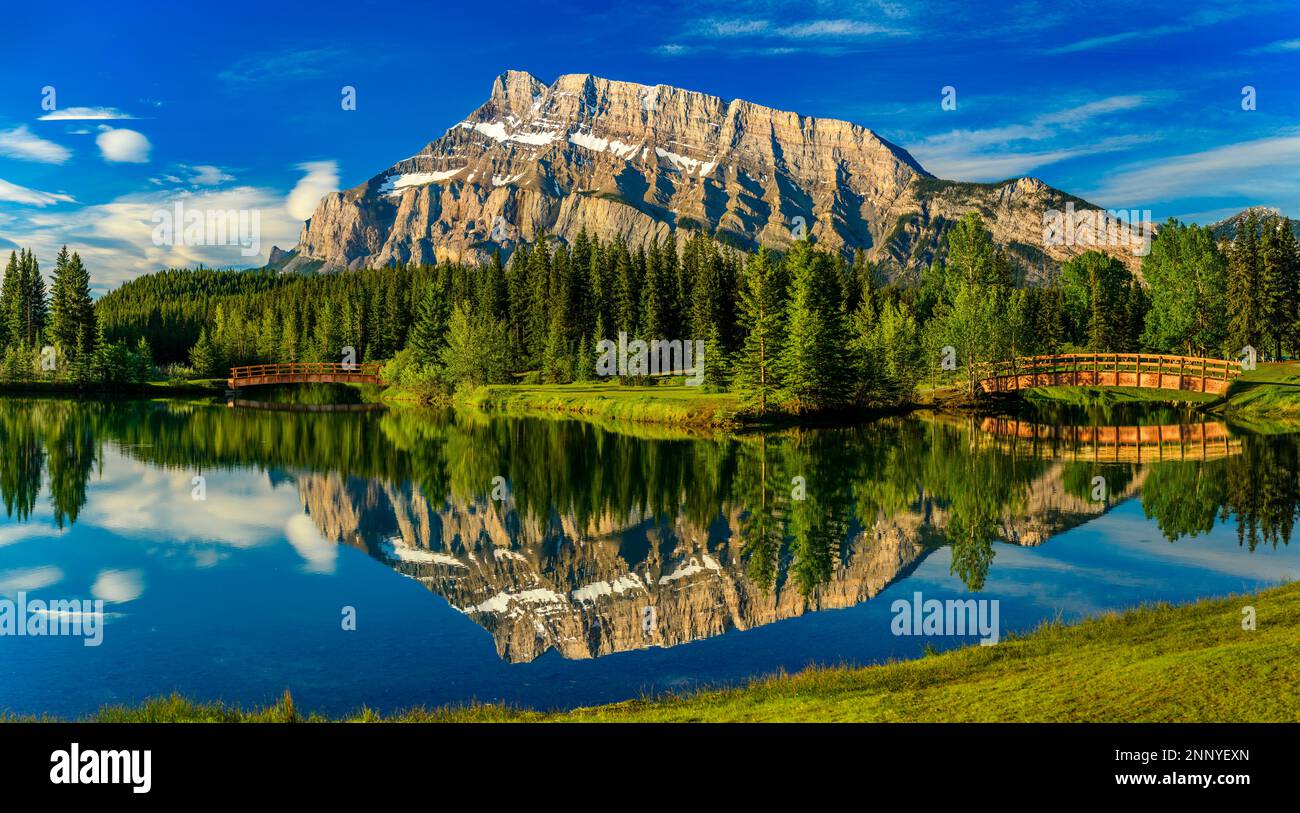 Monte Rundle riflettendo in Cascade Pond, Banff, Alberta, Canada Foto Stock
