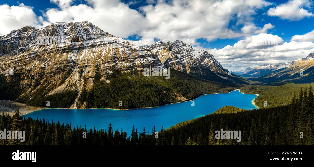 Paesaggio con il lago Peyto e Monte Caldron, Alberta, Canada Foto Stock