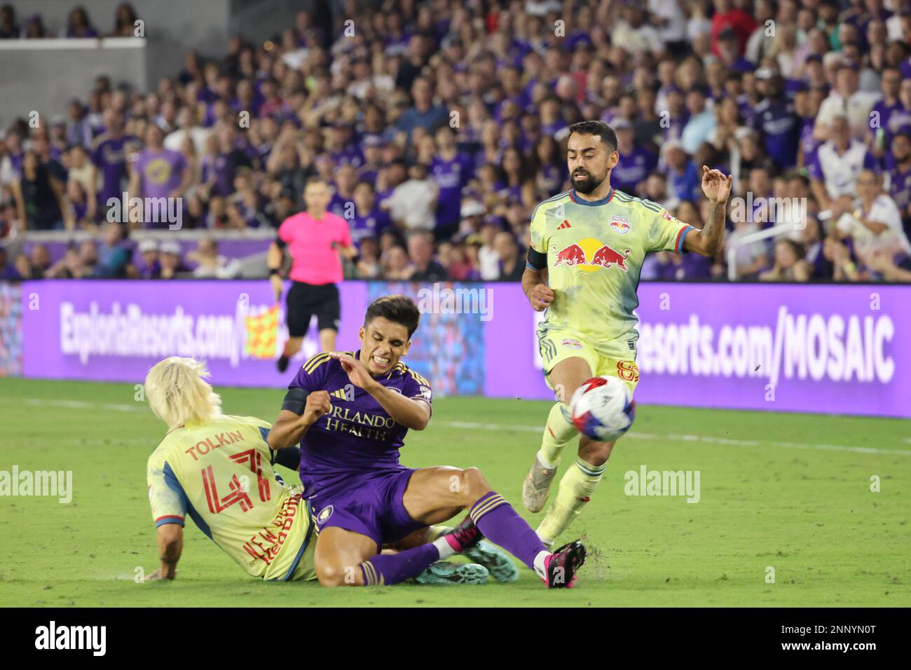 ORLANDO, FL - tre giocatori si scontrano il 25 febbraio durante la partita tra Orlando City e i New York Red Bulls il 25 febbraio 2023 all'Exploria Stadium di Orlando, Florida. (Foto di Aaron Litz/PxImages) Foto Stock