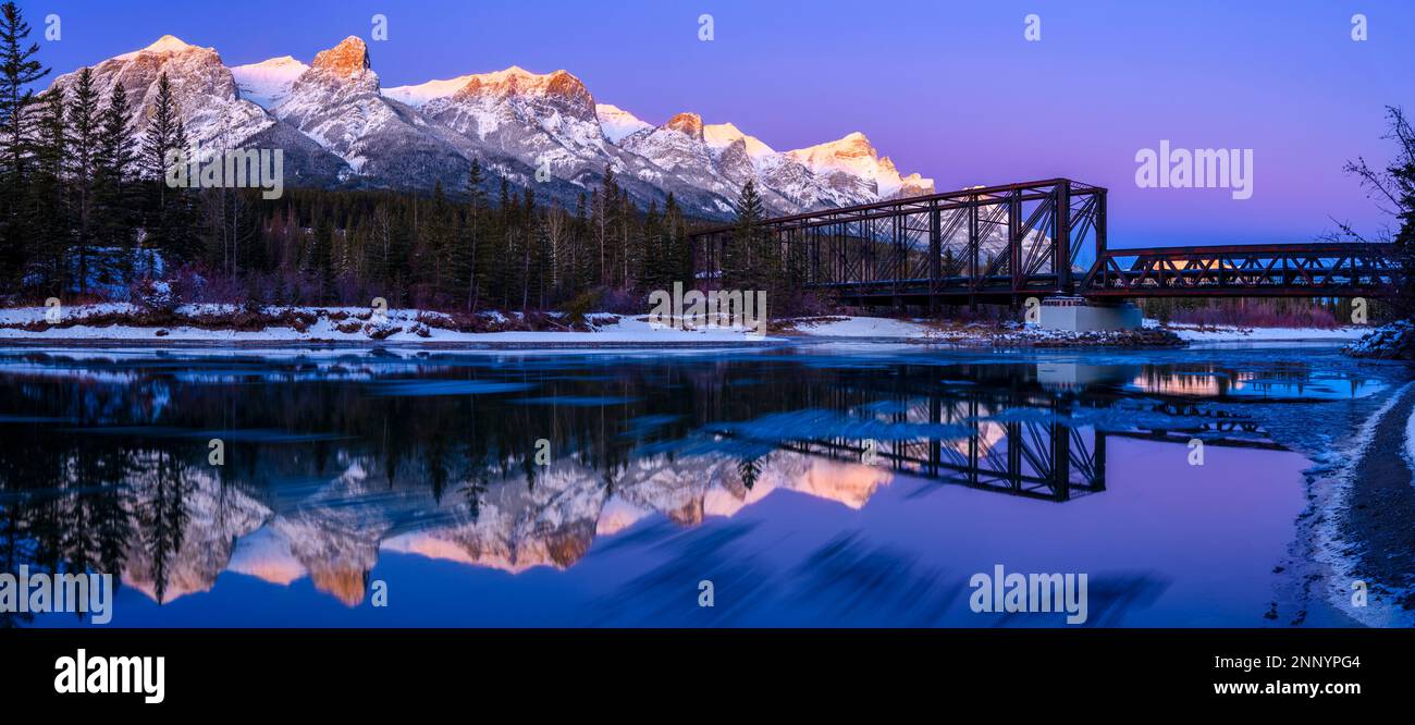 Monte Rundle e ponte ferroviario sul fiume Bow, Canmore, Alberta, Canada Foto Stock