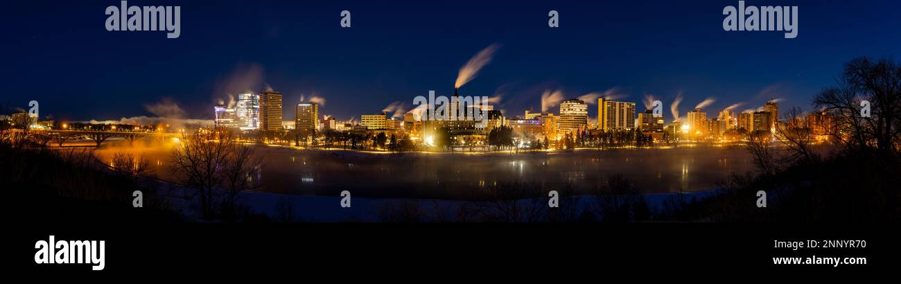Saskatoon Skyine, South Saskatchewan River e Bessborough Hotel di notte, Saskatchewan, Canada Foto Stock
