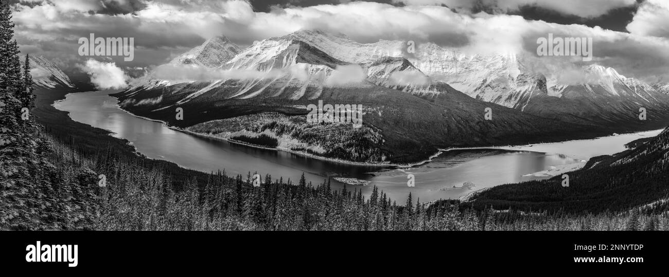 Lago Spray, Mt. Nestor, e Goat Mountain, Canmore, Alberta, Canada Foto Stock