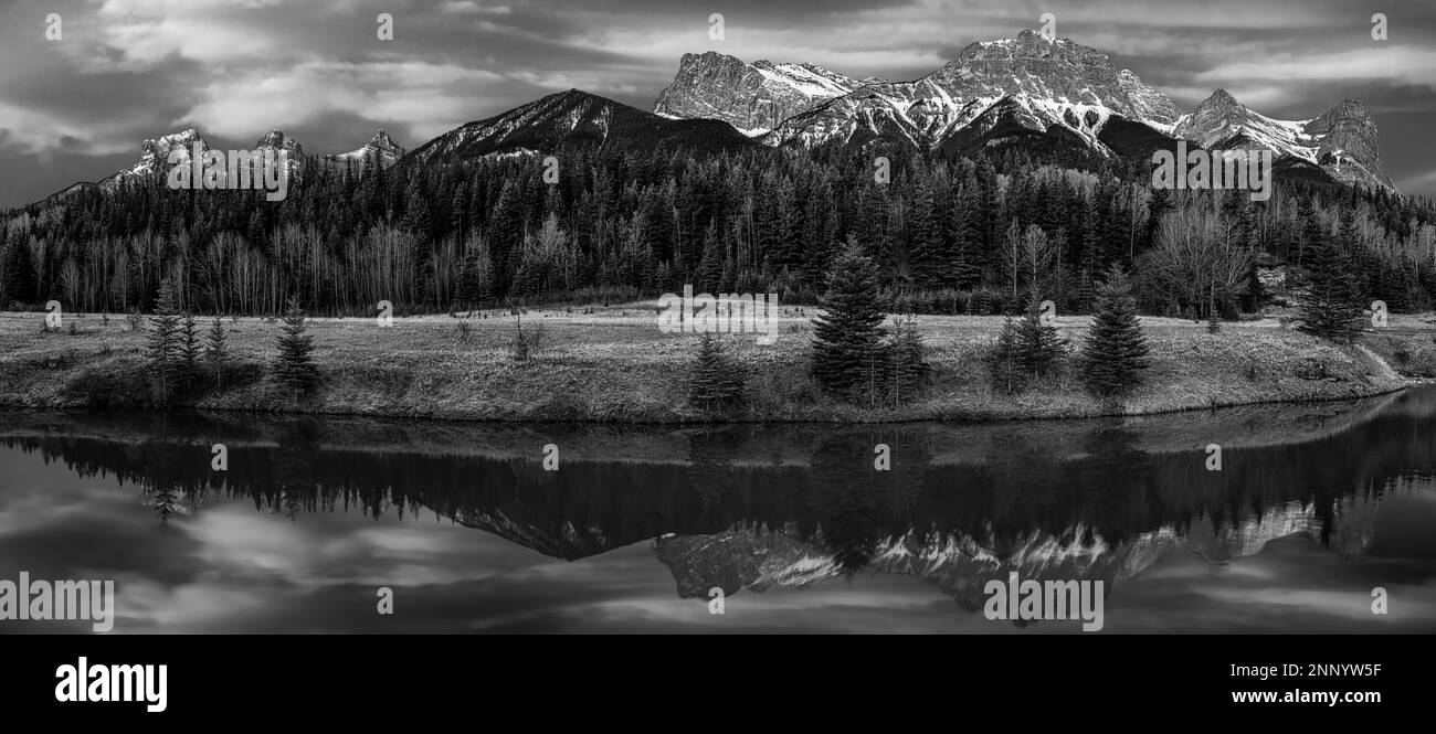 Three Sisters Mountain e Mount Lawrence grassi al tramonto, Canmore, Alberta, Canada Foto Stock