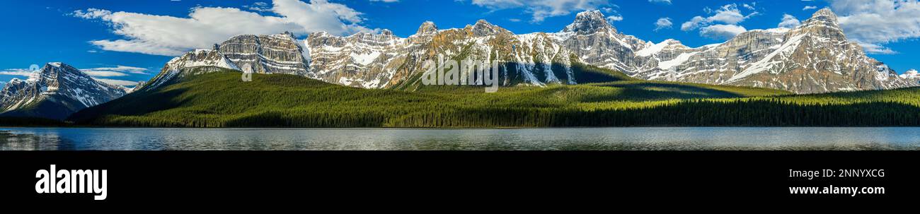 Upper Waterfowl Lake, Mount Patterson, Howse Peak e Mount White Pyramid, Alberta, Canada Foto Stock